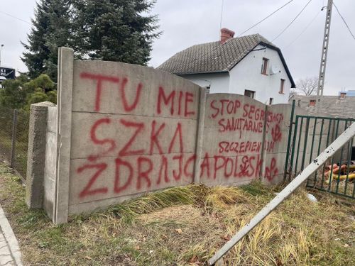 „Tu mieszka zdrajca”. Nieznany sprawca zniszczył ogrodzenie posłanki KO „Tu mieszka zdrajca”. Nieznany sprawca zniszczył ogrodzenie posłanki KO