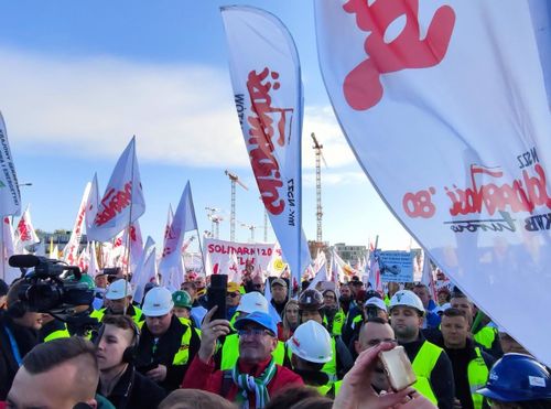 „Hands off Turów”. Związkowcy protestują pod siedzibą TSUE „Hands off Turów”. Związkowcy protestują pod siedzibą TSUE