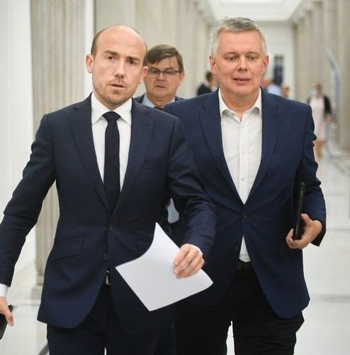 Echa przyjęcia u Roberta Mazurka? Budka i Siemoniak oddają się do dyspozycji Tuska Echa przyjęcia u Roberta Mazurka? Budka i Siemoniak oddają się do dyspozycji Tuska