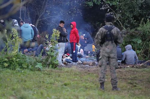 Szef MSWiA pokazuje treść SMSa, jakiego mają otrzymywać migranci na granicy polsko-białoruskiej Szef MSWiA pokazuje treść SMSa, jakiego mają otrzymywać migranci na granicy polsko-białoruskiej