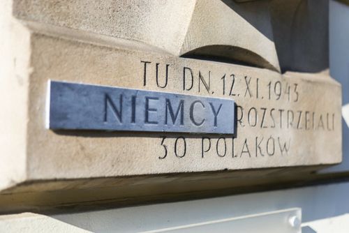 Prawicowi aktywiści zniszczyli warszawskie tablice Tchorka. Renowacja może kosztować 700 tys. zł Prawicowi aktywiści zniszczyli warszawskie tablice Tchorka. Renowacja może kosztować 700 tys. zł
